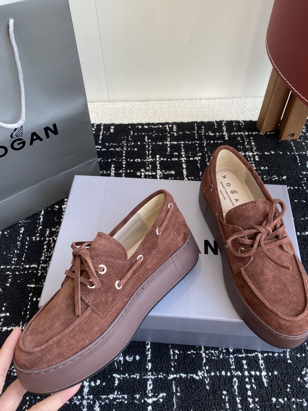 代购级
HOGAN  新款H-Wrap系列H681绑带乐福鞋，采用与鞋面上部相同的材质包裹超大平台鞋底，