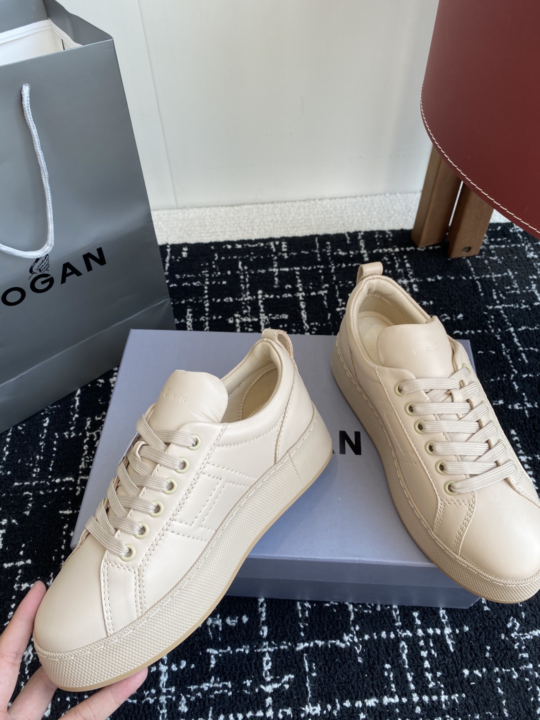 代购级
HOGAN H681系列 小白鞋休闲时尚运动鞋

小红书好物分享；实在是太美太好穿太舒服太百搭啦