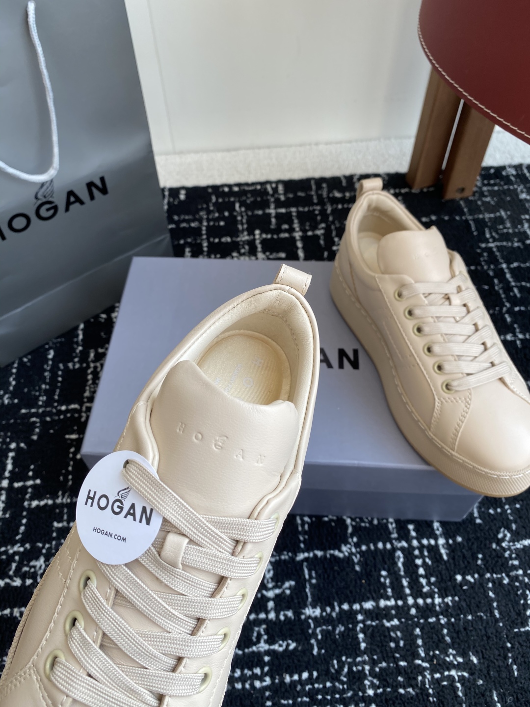 代购级
HOGAN H681系列 小白鞋休闲时尚运动鞋

小红书好物分享；实在是太美太好穿太舒服太百搭啦