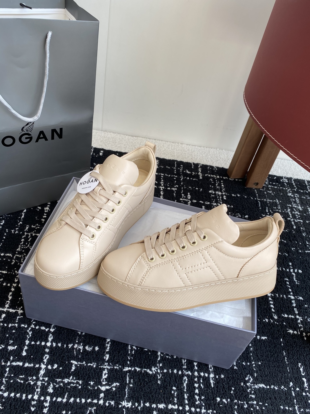 代购级
HOGAN H681系列 小白鞋休闲时尚运动鞋

小红书好物分享；实在是太美太好穿太舒服太百搭啦
