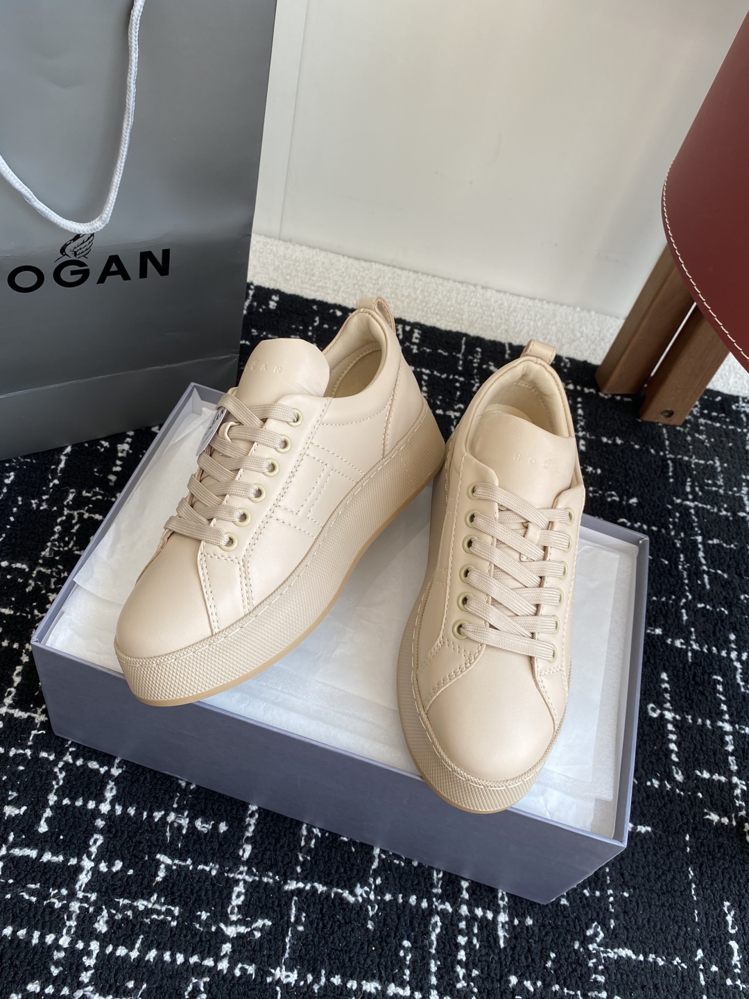 代购级
HOGAN H681系列 小白鞋休闲时尚运动鞋

小红书好物分享；实在是太美太好穿太舒服太百搭啦