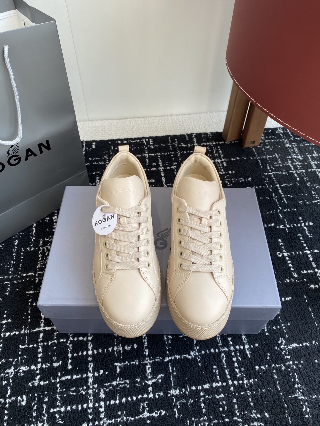 代购级
HOGAN H681系列 小白鞋休闲时尚运动鞋

小红书好物分享；实在是太美太好穿太舒服太百搭啦