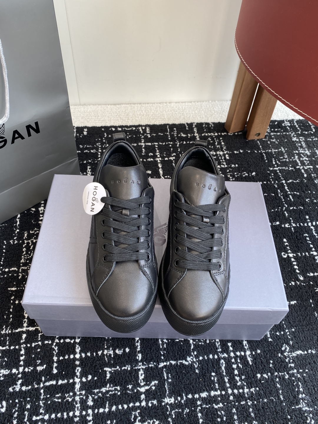 代购级
HOGAN H681系列 小白鞋休闲时尚运动鞋

小红书好物分享；实在是太美太好穿太舒服太百搭啦
