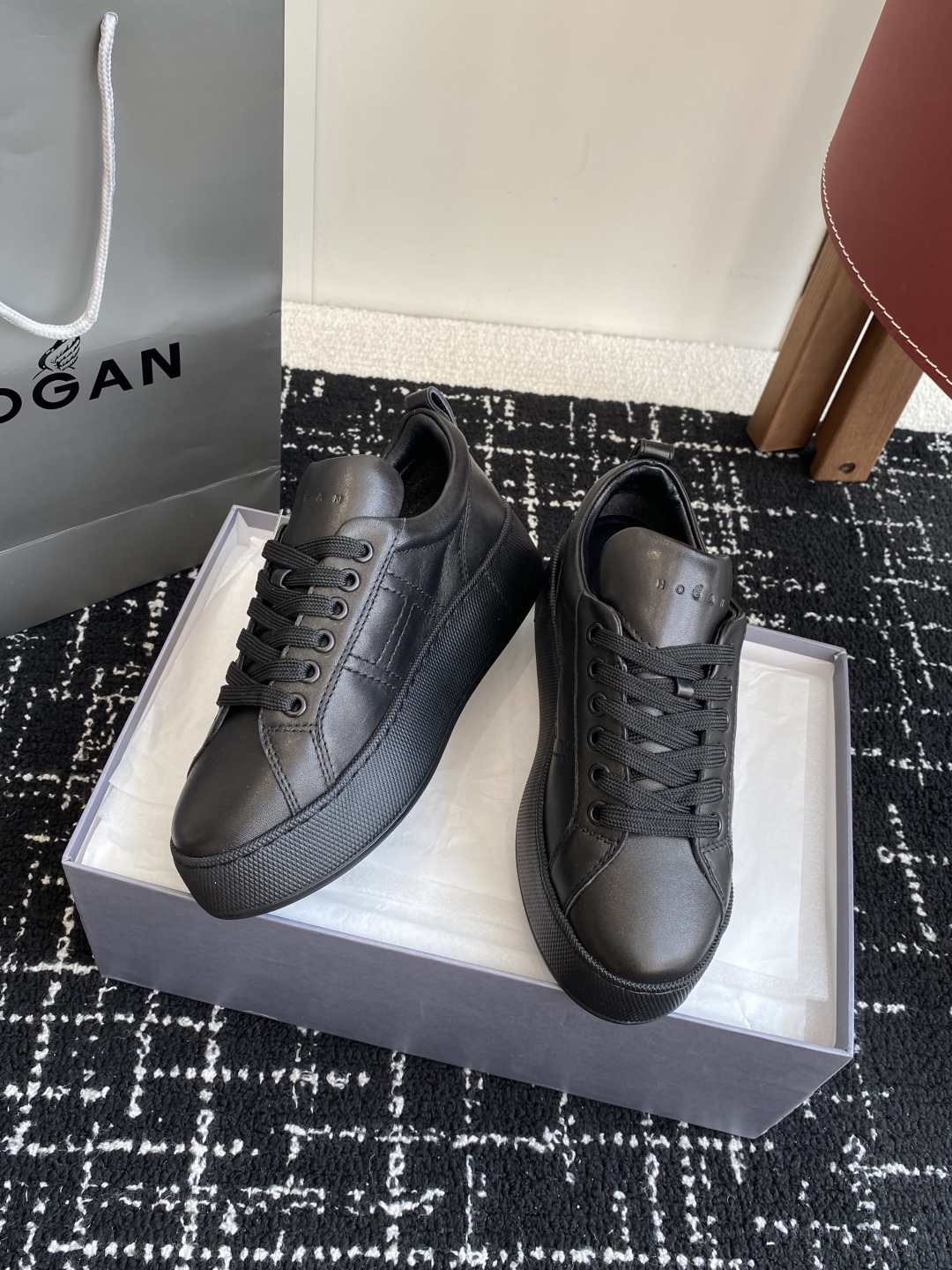 代购级
HOGAN H681系列 小白鞋休闲时尚运动鞋

小红书好物分享；实在是太美太好穿太舒服太百搭啦