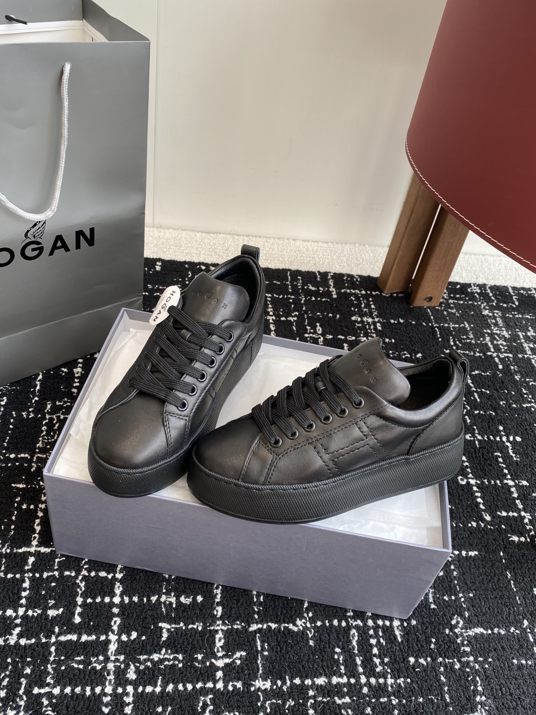 代购级
HOGAN H681系列 小白鞋休闲时尚运动鞋

小红书好物分享；实在是太美太好穿太舒服太百搭啦