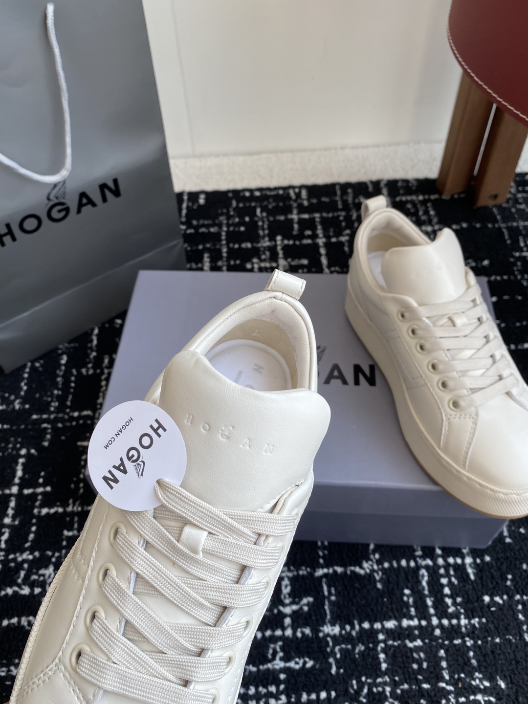 代购级
HOGAN H681系列 小白鞋休闲时尚运动鞋

小红书好物分享；实在是太美太好穿太舒服太百搭啦