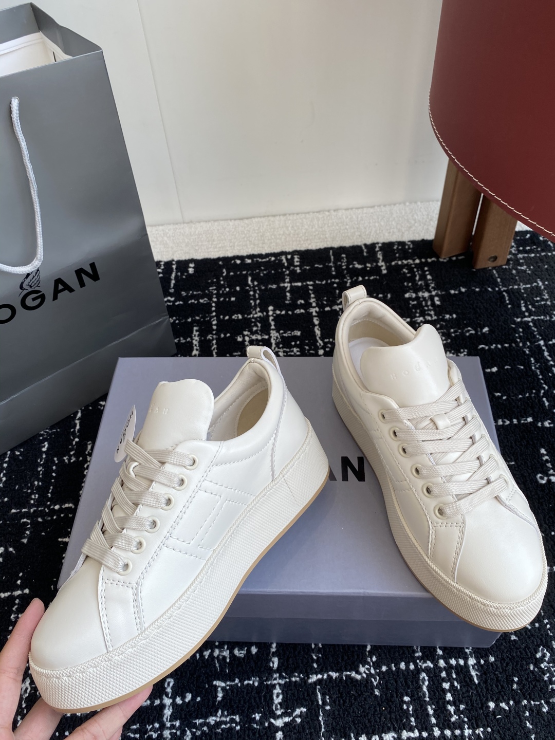 代购级
HOGAN H681系列 小白鞋休闲时尚运动鞋

小红书好物分享；实在是太美太好穿太舒服太百搭啦