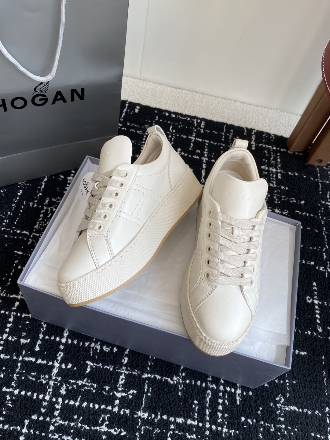 代购级
HOGAN H681系列 小白鞋休闲时尚运动鞋

小红书好物分享；实在是太美太好穿太舒服太百搭啦