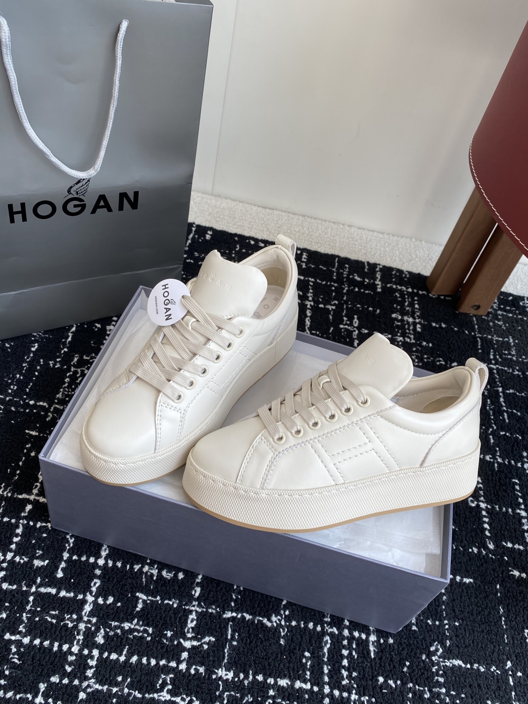 代购级
HOGAN H681系列 小白鞋休闲时尚运动鞋

小红书好物分享；实在是太美太好穿太舒服太百搭啦