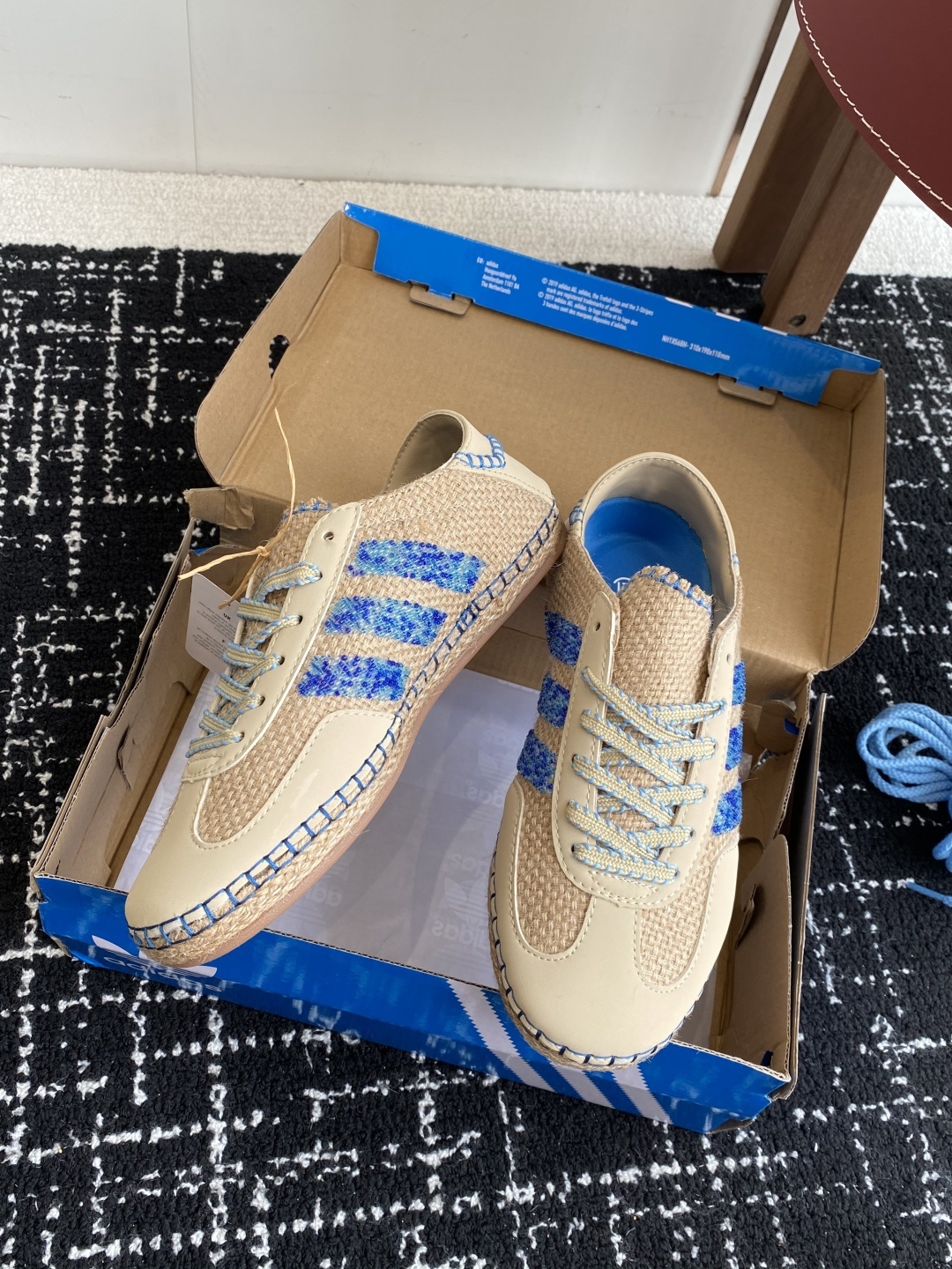 代购级
CLOT x Adidas Gazelle 亚麻卡其色男女低帮复古休闲板鞋火爆上市 走过路过的千