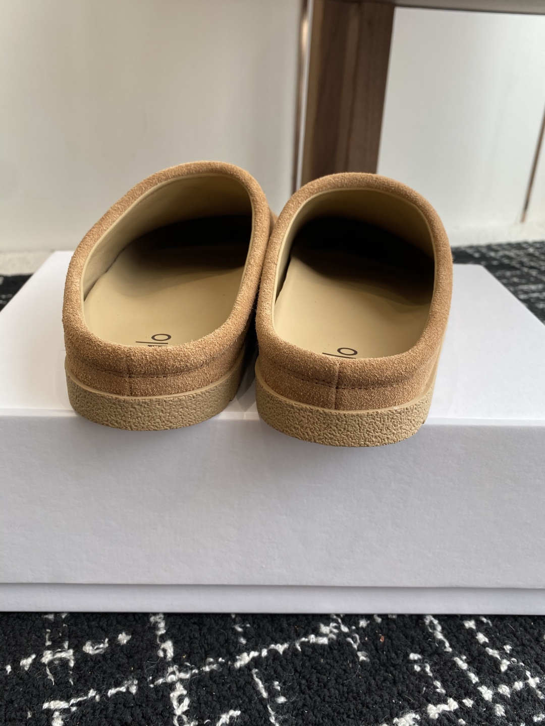 代购级
alo 25ss 春夏季新款勃肯 包头拖 一看到我就心动了

代购找很久才买到货，真的一鞋难求，