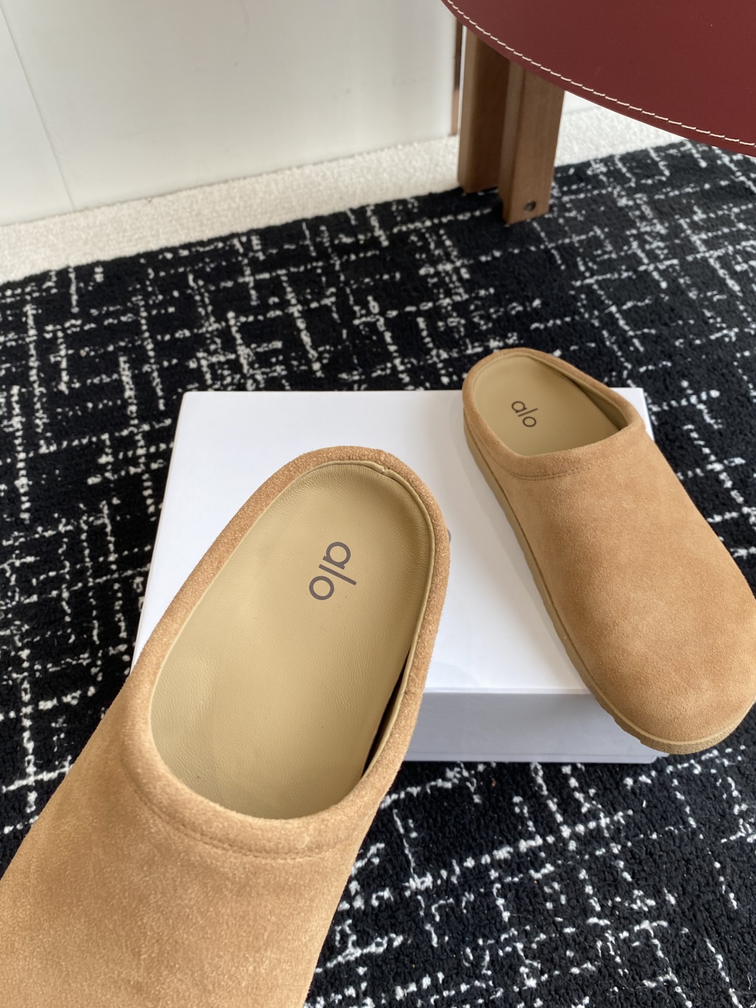 代购级
alo 25ss 春夏季新款勃肯 包头拖 一看到我就心动了

代购找很久才买到货，真的一鞋难求，