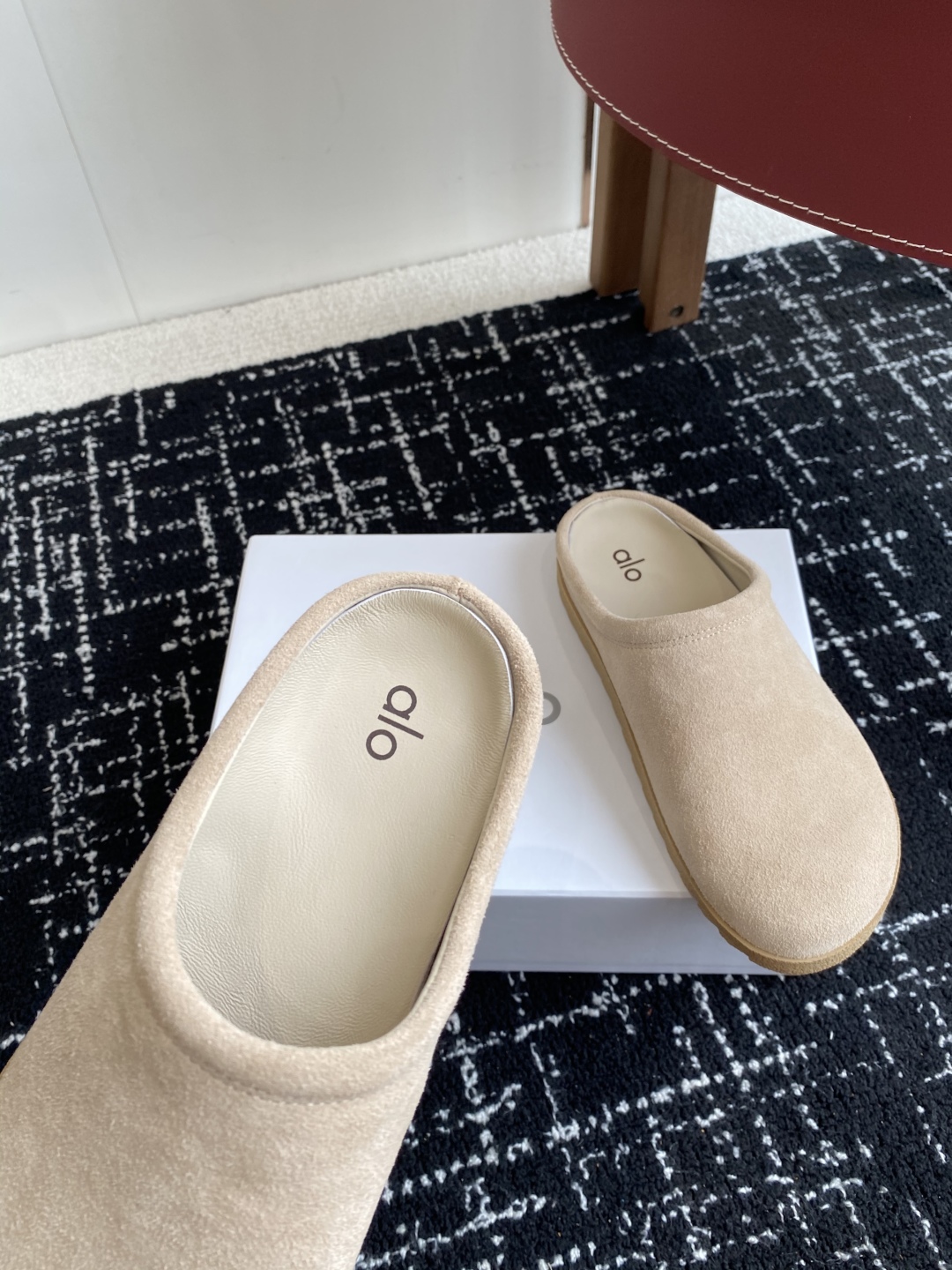 代购级
alo 25ss 春夏季新款勃肯 包头拖 一看到我就心动了

代购找很久才买到货，真的一鞋难求，