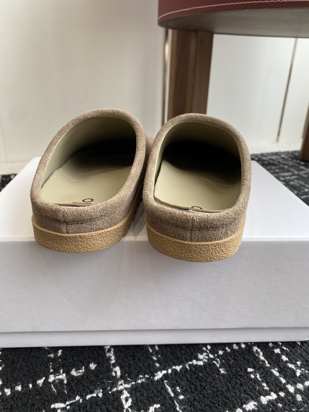 代购级
alo 25ss 春夏季新款勃肯 包头拖 一看到我就心动了

代购找很久才买到货，真的一鞋难求，