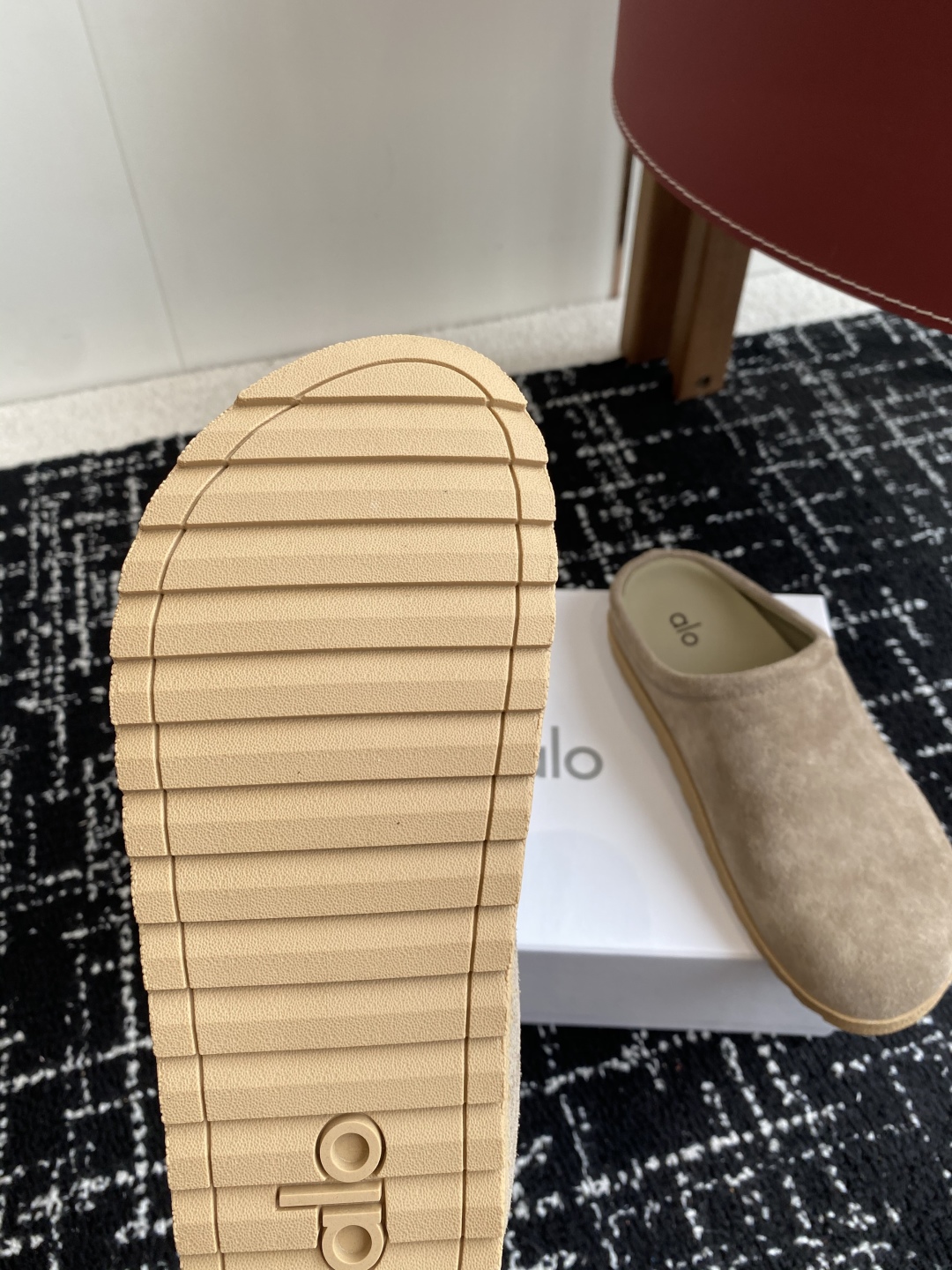 代购级
alo 25ss 春夏季新款勃肯 包头拖 一看到我就心动了

代购找很久才买到货，真的一鞋难求，