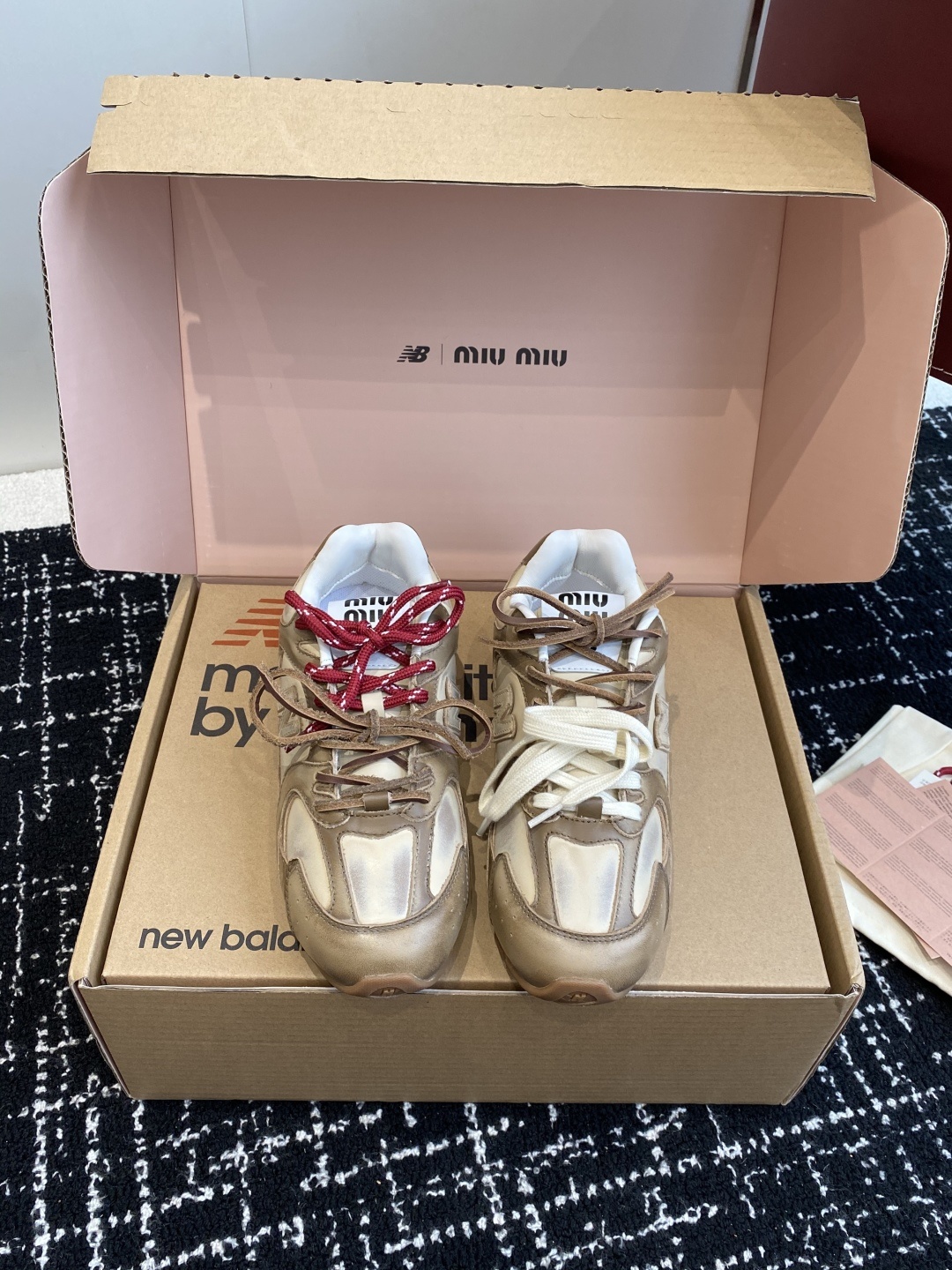 东莞代购级(官网同步✈️飞机盒包装)
MIU MIU✖️NEW BALANCE 530 缪缪 纽巴伦联名