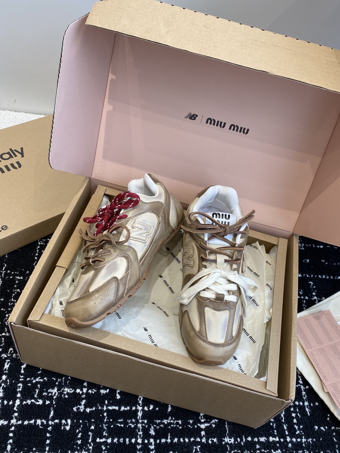 东莞代购级(官网同步✈️飞机盒包装)
MIU MIU✖️NEW BALANCE 530 缪缪 纽巴伦联名
