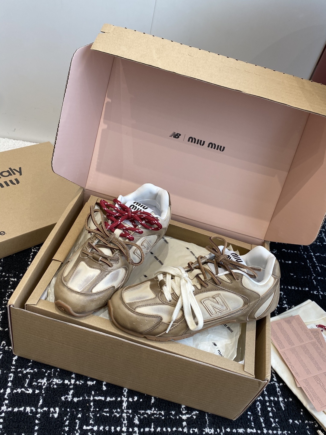 东莞代购级(官网同步✈️飞机盒包装)
MIU MIU✖️NEW BALANCE 530 缪缪 纽巴伦联名