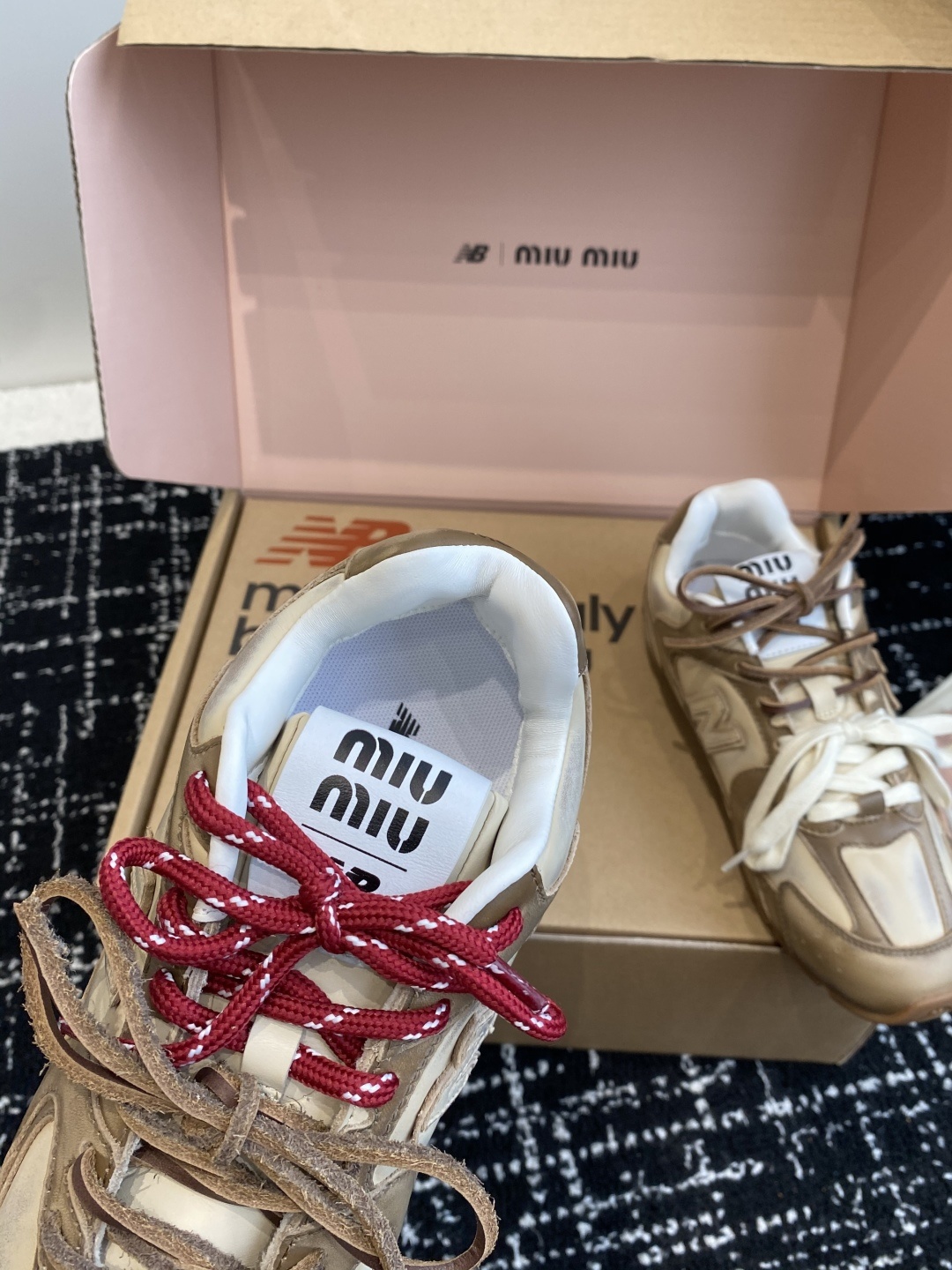 东莞代购级(官网同步✈️飞机盒包装)
MIU MIU✖️NEW BALANCE 530 缪缪 纽巴伦联名