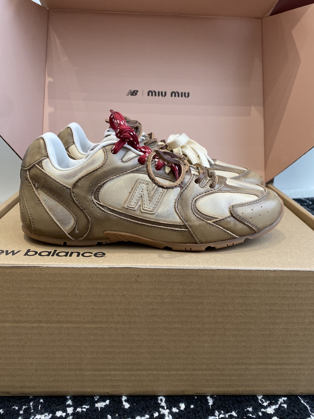 东莞代购级(官网同步✈️飞机盒包装)
MIU MIU✖️NEW BALANCE 530 缪缪 纽巴伦联名