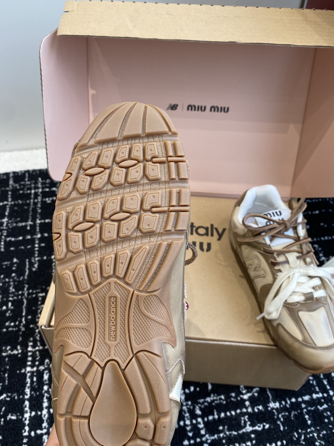 东莞代购级(官网同步✈️飞机盒包装)
MIU MIU✖️NEW BALANCE 530 缪缪 纽巴伦联名