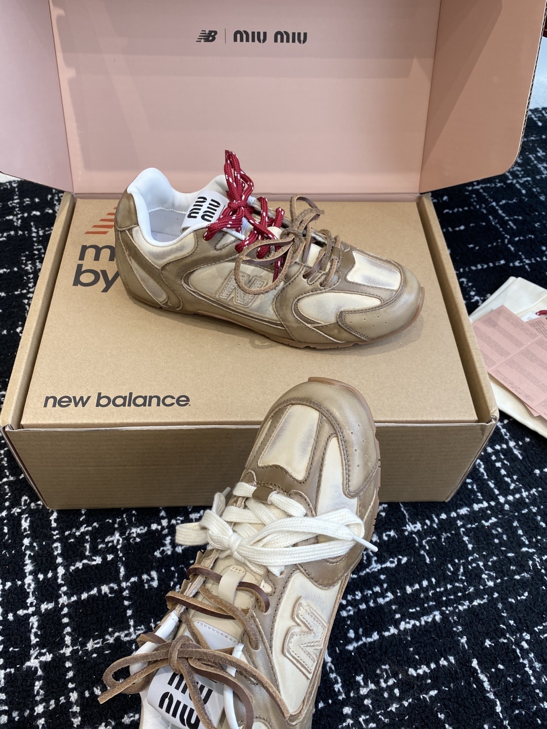 东莞代购级(官网同步✈️飞机盒包装)
MIU MIU✖️NEW BALANCE 530 缪缪 纽巴伦联名