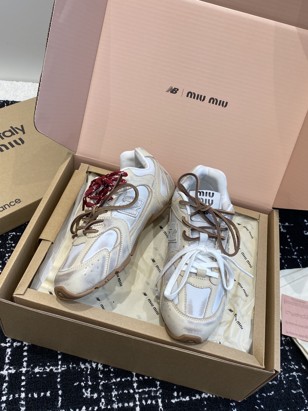 东莞代购级(官网同步✈️飞机盒包装)
MIU MIU✖️NEW BALANCE 530 缪缪 纽巴伦联名