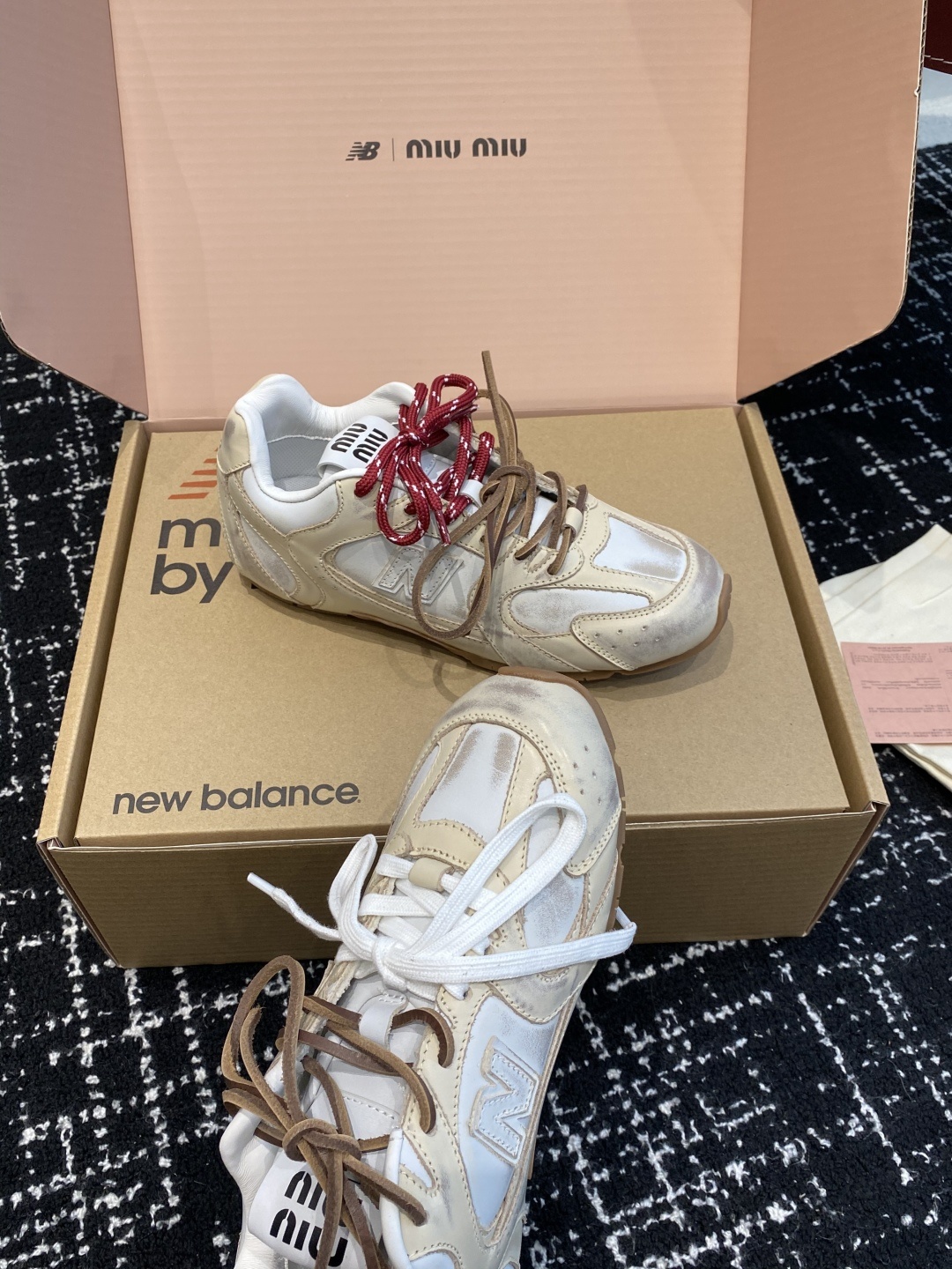 东莞代购级(官网同步✈️飞机盒包装)
MIU MIU✖️NEW BALANCE 530 缪缪 纽巴伦联名