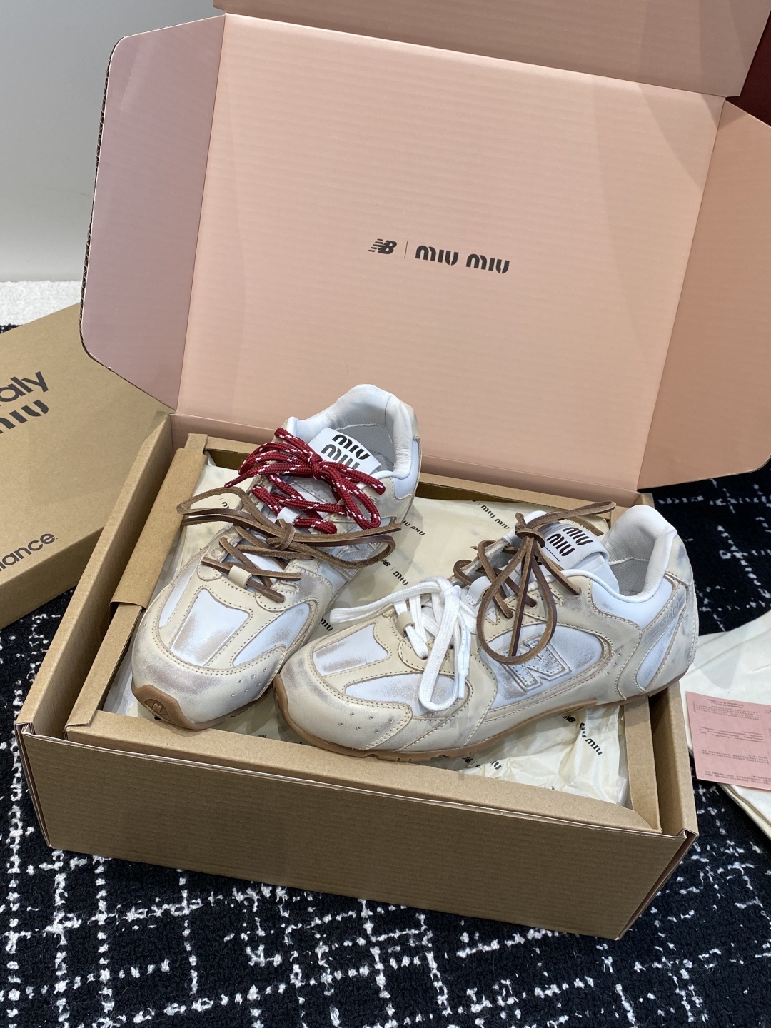 东莞代购级(官网同步✈️飞机盒包装)
MIU MIU✖️NEW BALANCE 530 缪缪 纽巴伦联名