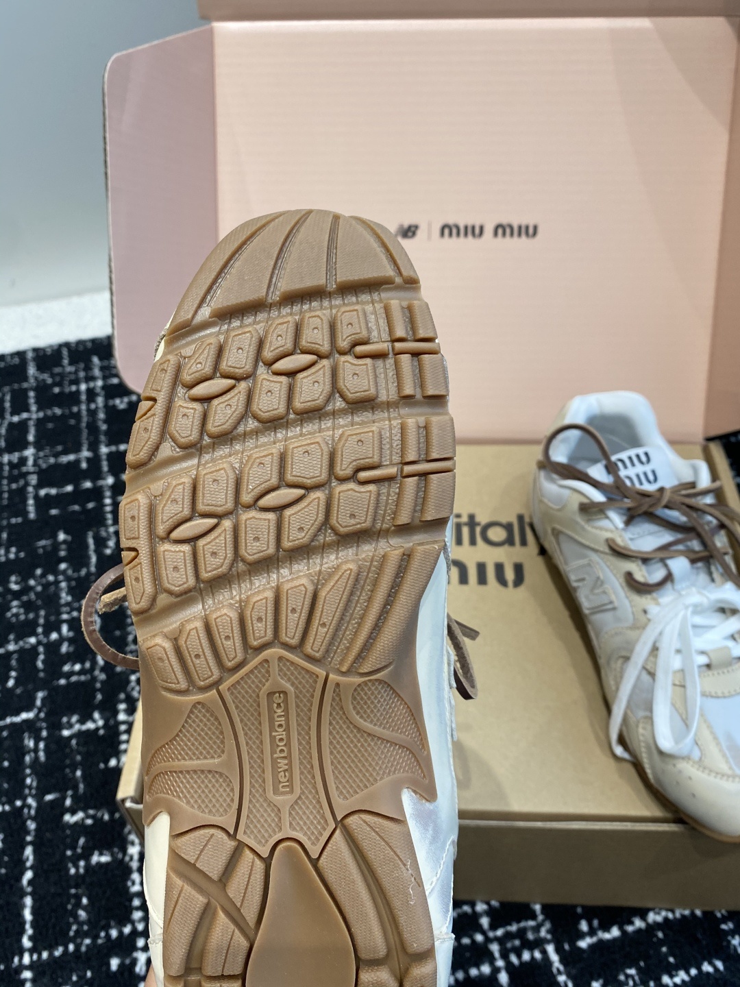 东莞代购级(官网同步✈️飞机盒包装)
MIU MIU✖️NEW BALANCE 530 缪缪 纽巴伦联名