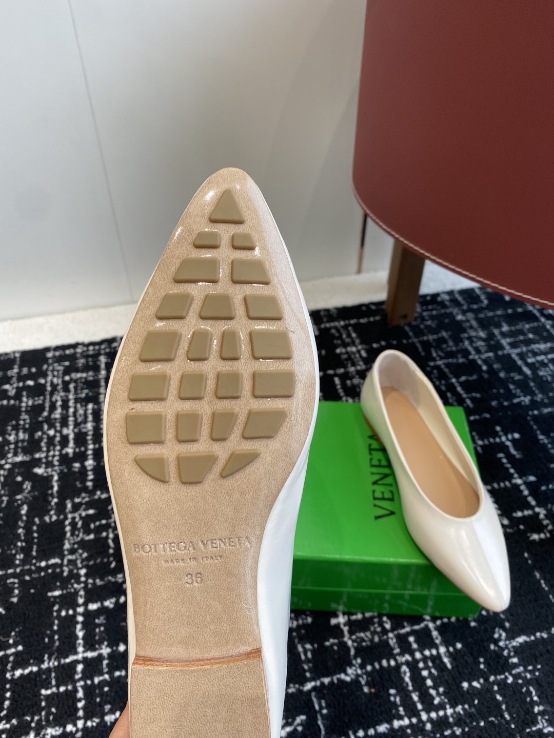 代购级
Bottega Veneta 葆蝶家 25ss 小圆头 平底 单鞋

Bv是当今时尚圈翻身最成功