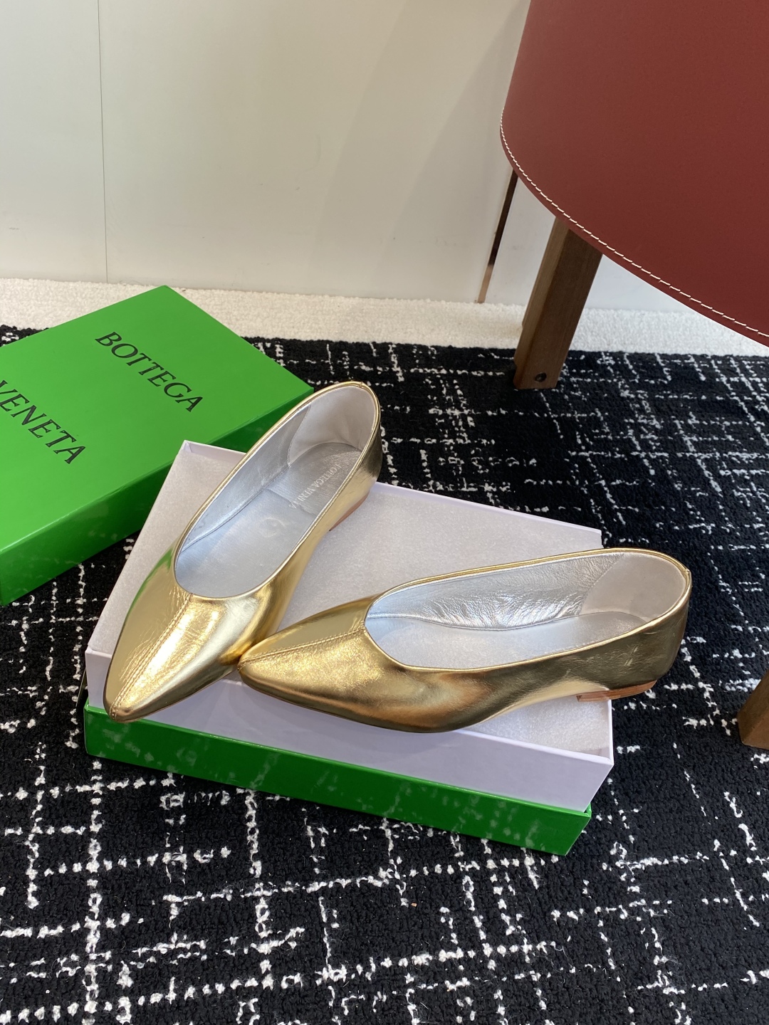 代购级
Bottega Veneta 葆蝶家 25ss 小圆头 平底 单鞋

Bv是当今时尚圈翻身最成功