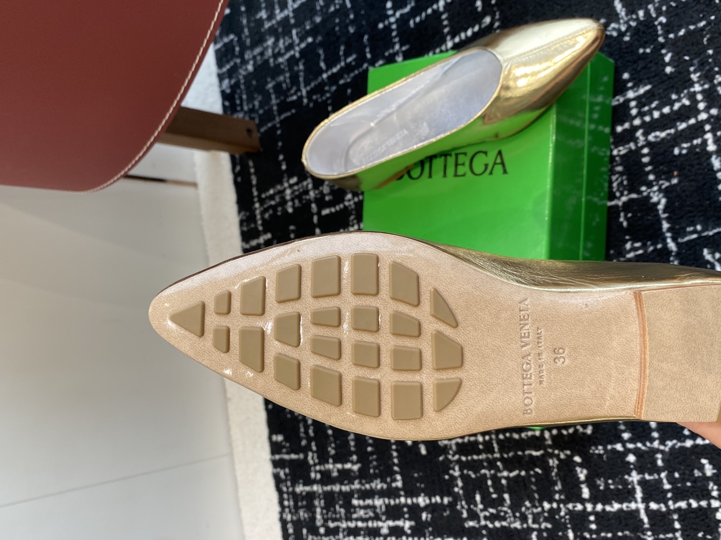 代购级
Bottega Veneta 葆蝶家 25ss 小圆头 平底 单鞋

Bv是当今时尚圈翻身最成功