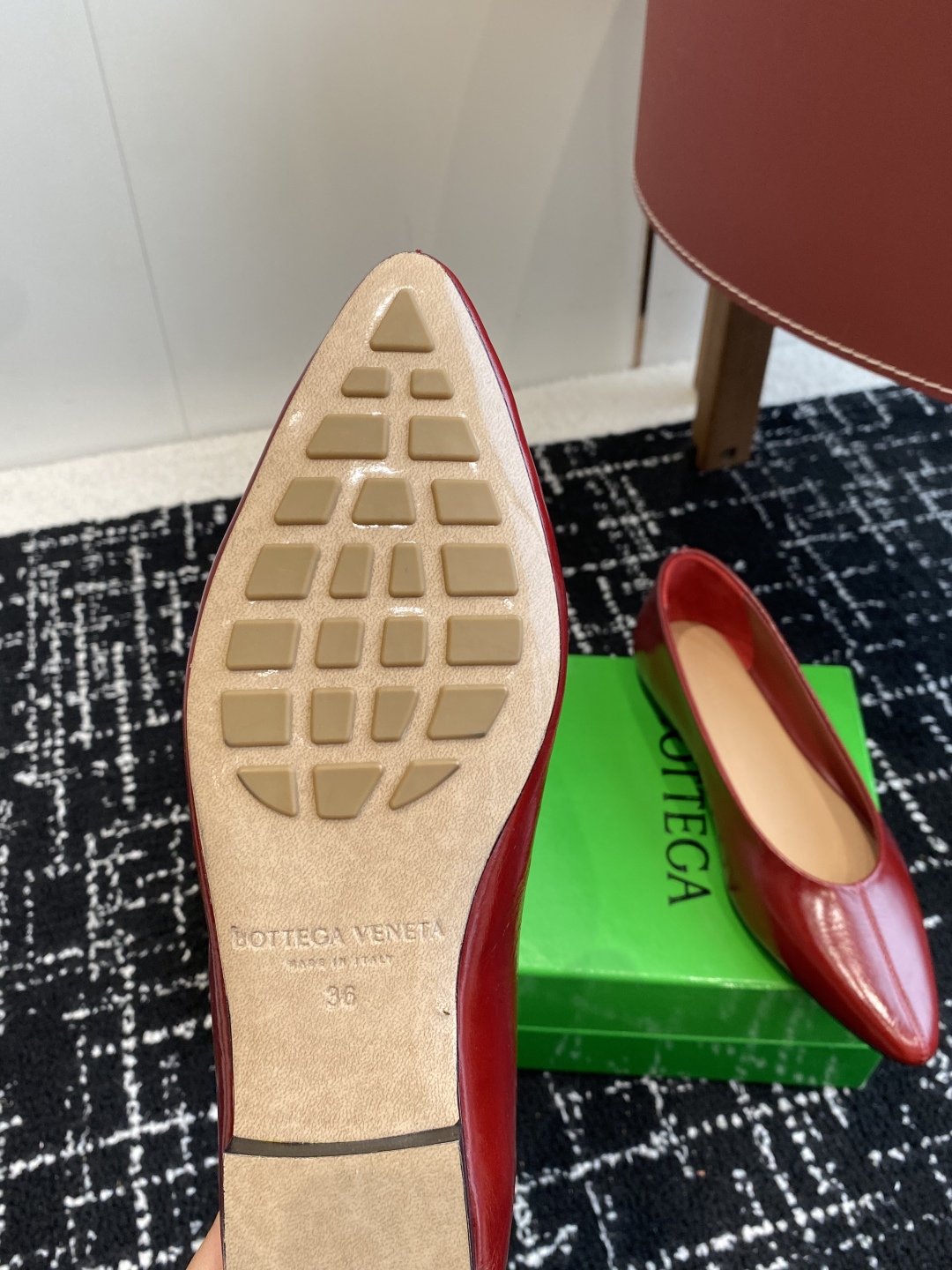 代购级
Bottega Veneta 葆蝶家 25ss 小圆头 平底 单鞋

Bv是当今时尚圈翻身最成功