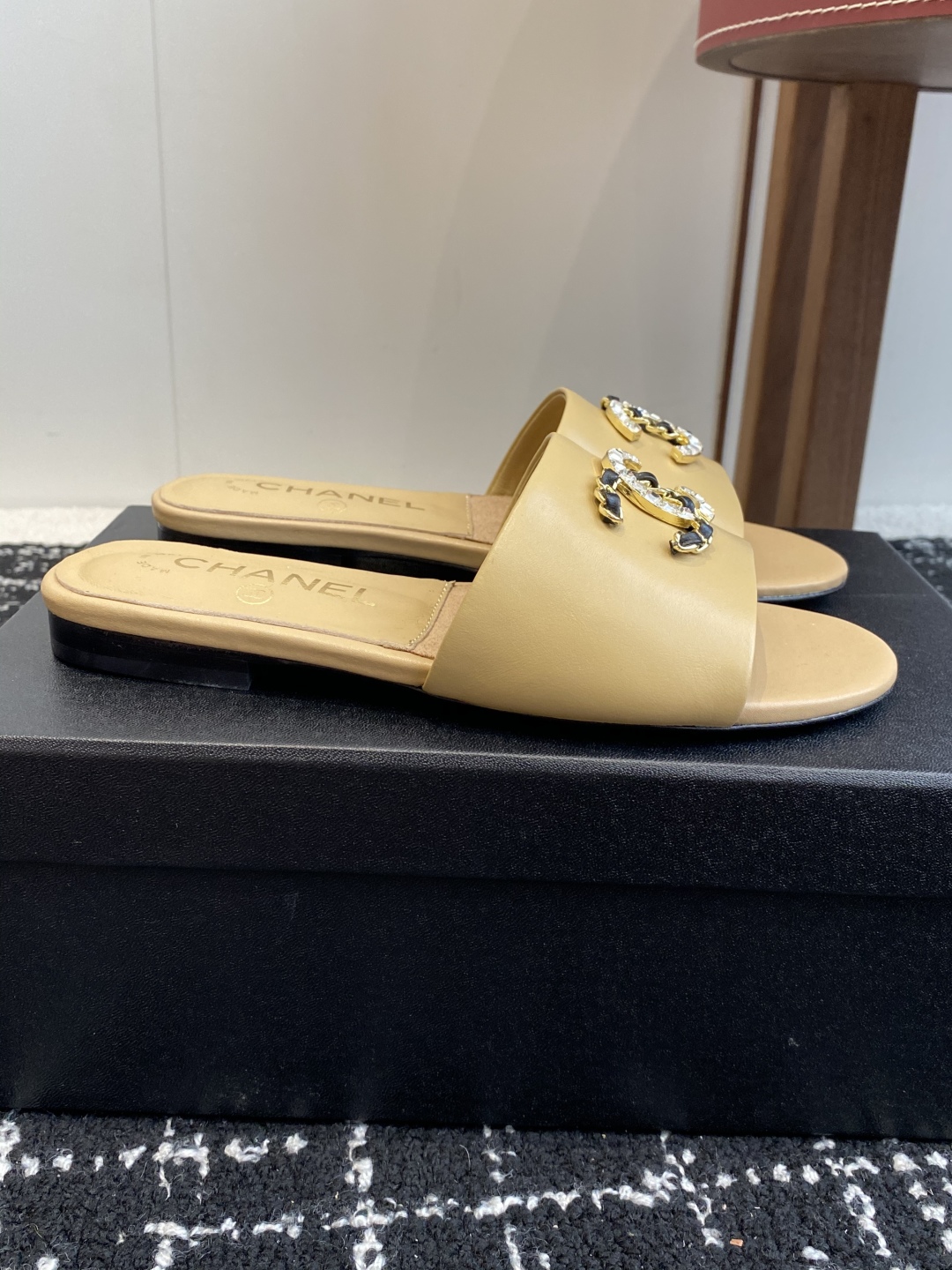 代购级
Chanel 小香 25ss 春夏新品度假 羊皮 懒人拖 

小香的一款全新设计 鞋面搭配双C五