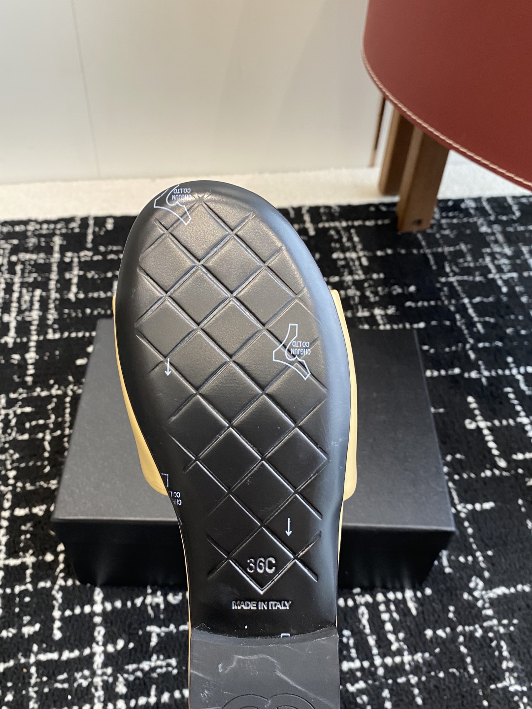 代购级
Chanel 小香 25ss 春夏新品度假 羊皮 懒人拖 

小香的一款全新设计 鞋面搭配双C五