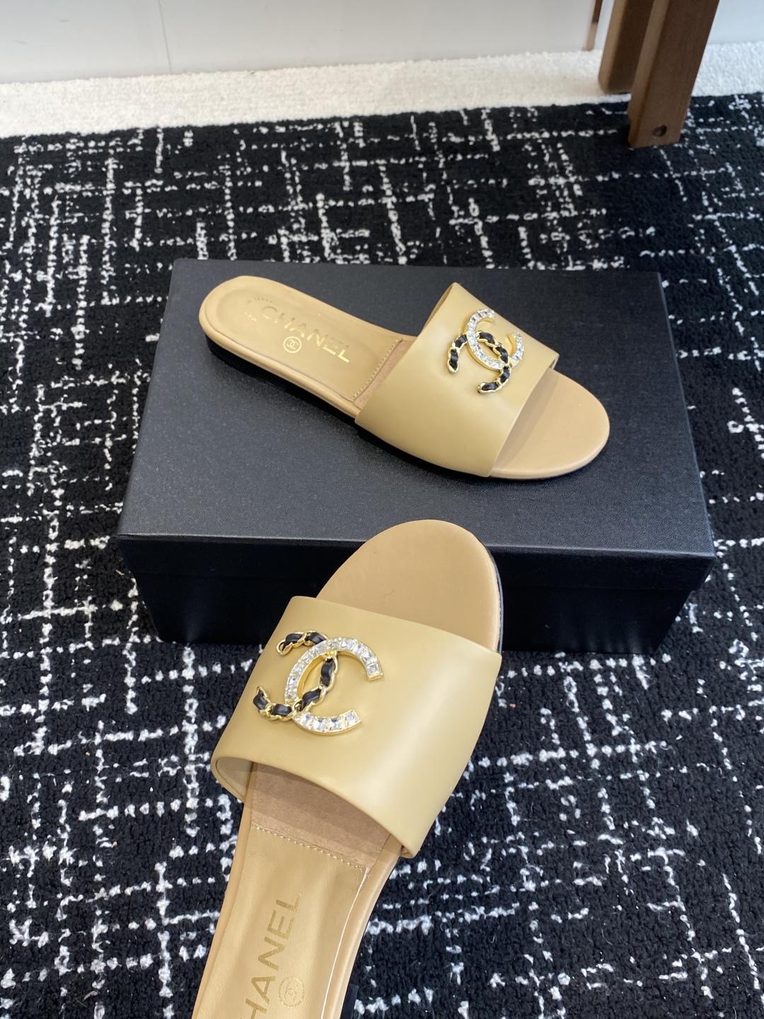 代购级
Chanel 小香 25ss 春夏新品度假 羊皮 懒人拖 

小香的一款全新设计 鞋面搭配双C五
