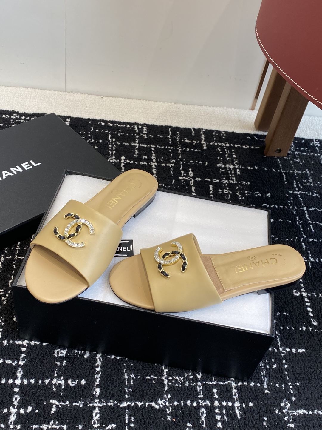代购级
Chanel 小香 25ss 春夏新品度假 羊皮 懒人拖 

小香的一款全新设计 鞋面搭配双C五
