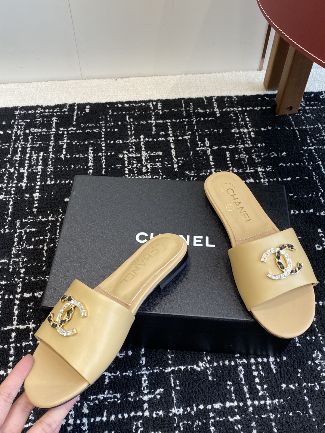 代购级
Chanel 小香 25ss 春夏新品度假 羊皮 懒人拖 

小香的一款全新设计 鞋面搭配双C五
