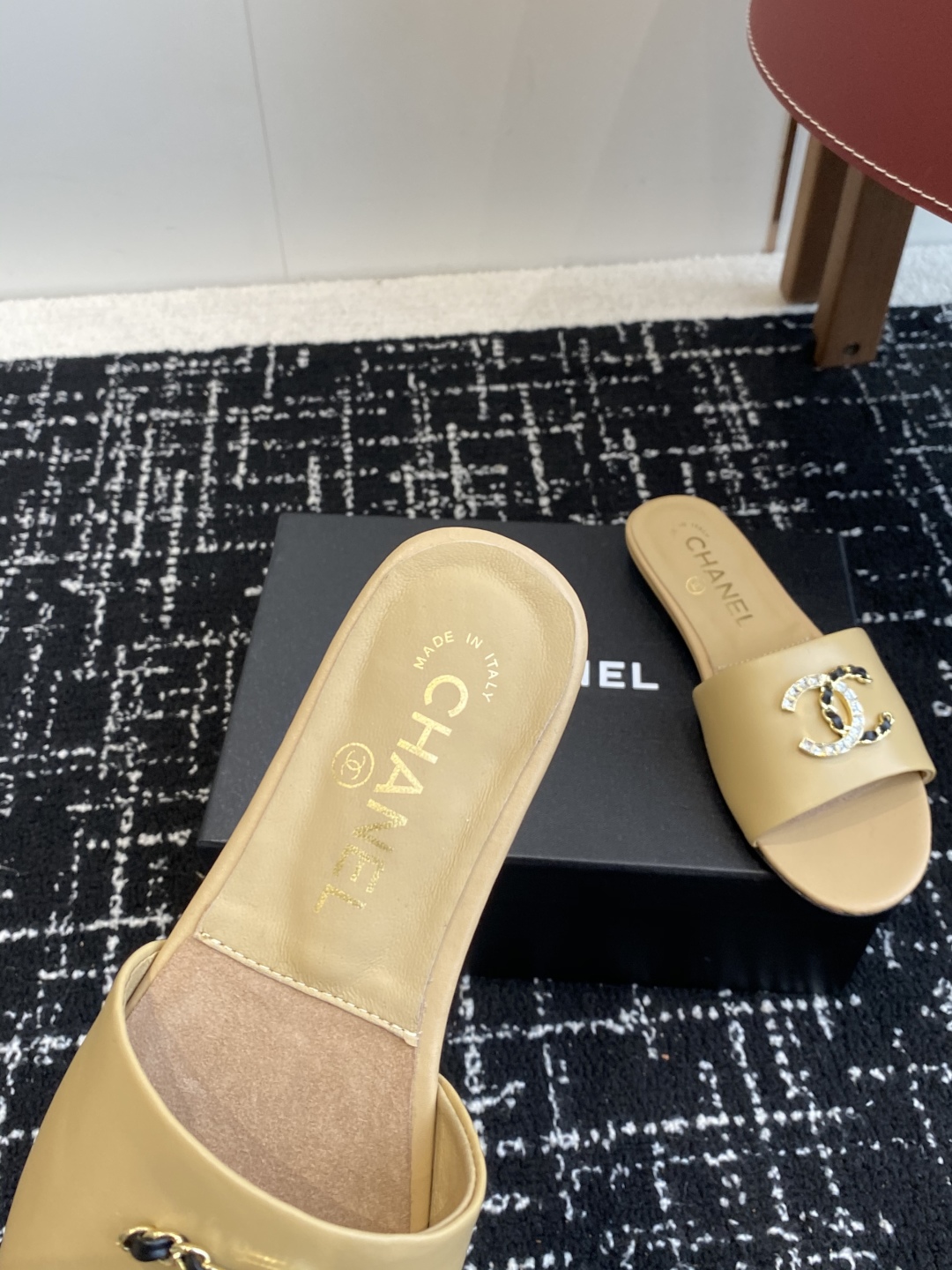 代购级
Chanel 小香 25ss 春夏新品度假 羊皮 懒人拖 

小香的一款全新设计 鞋面搭配双C五