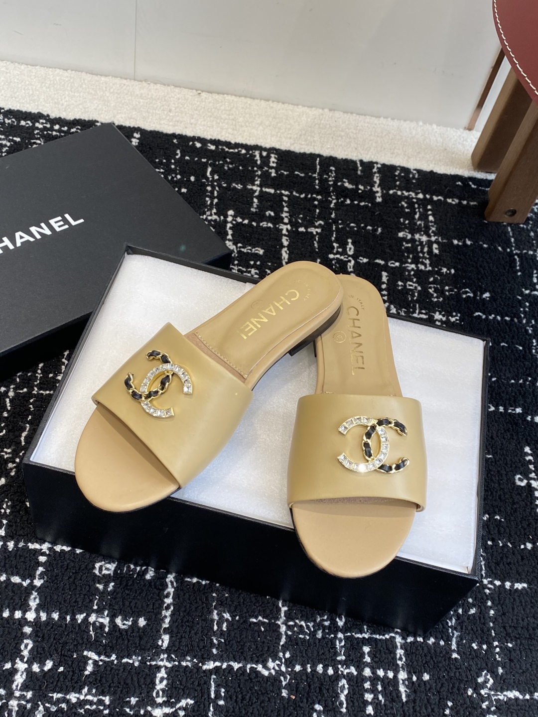 代购级
Chanel 小香 25ss 春夏新品度假 羊皮 懒人拖 

小香的一款全新设计 鞋面搭配双C五
