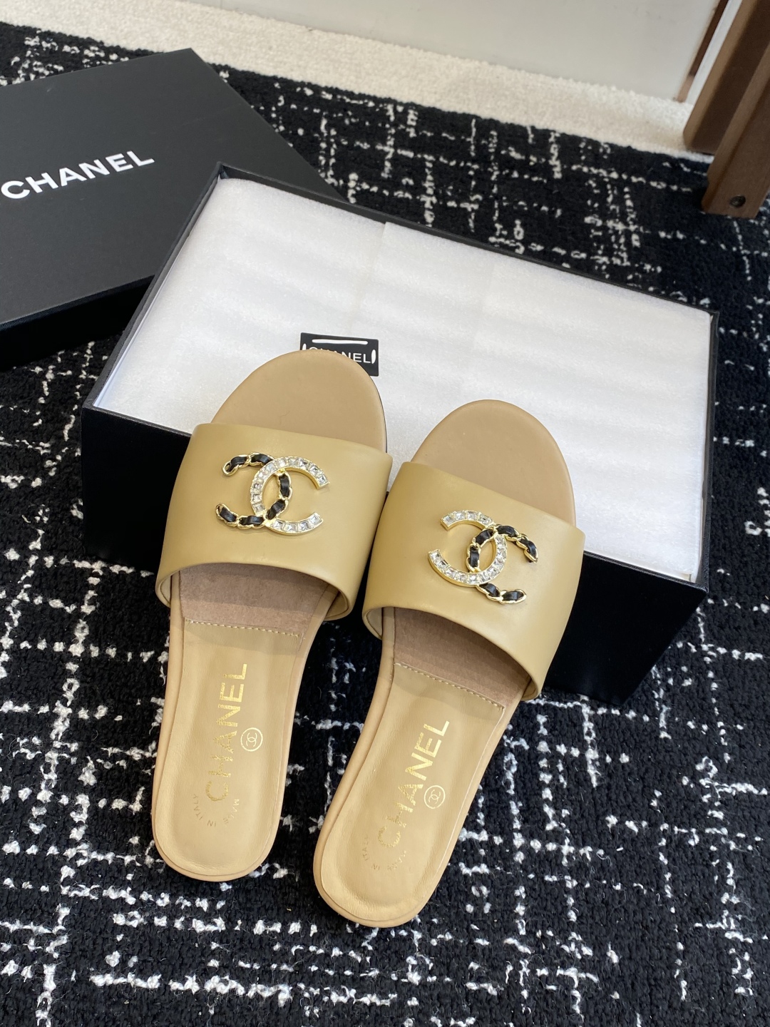 代购级
Chanel 小香 25ss 春夏新品度假 羊皮 懒人拖 

小香的一款全新设计 鞋面搭配双C五