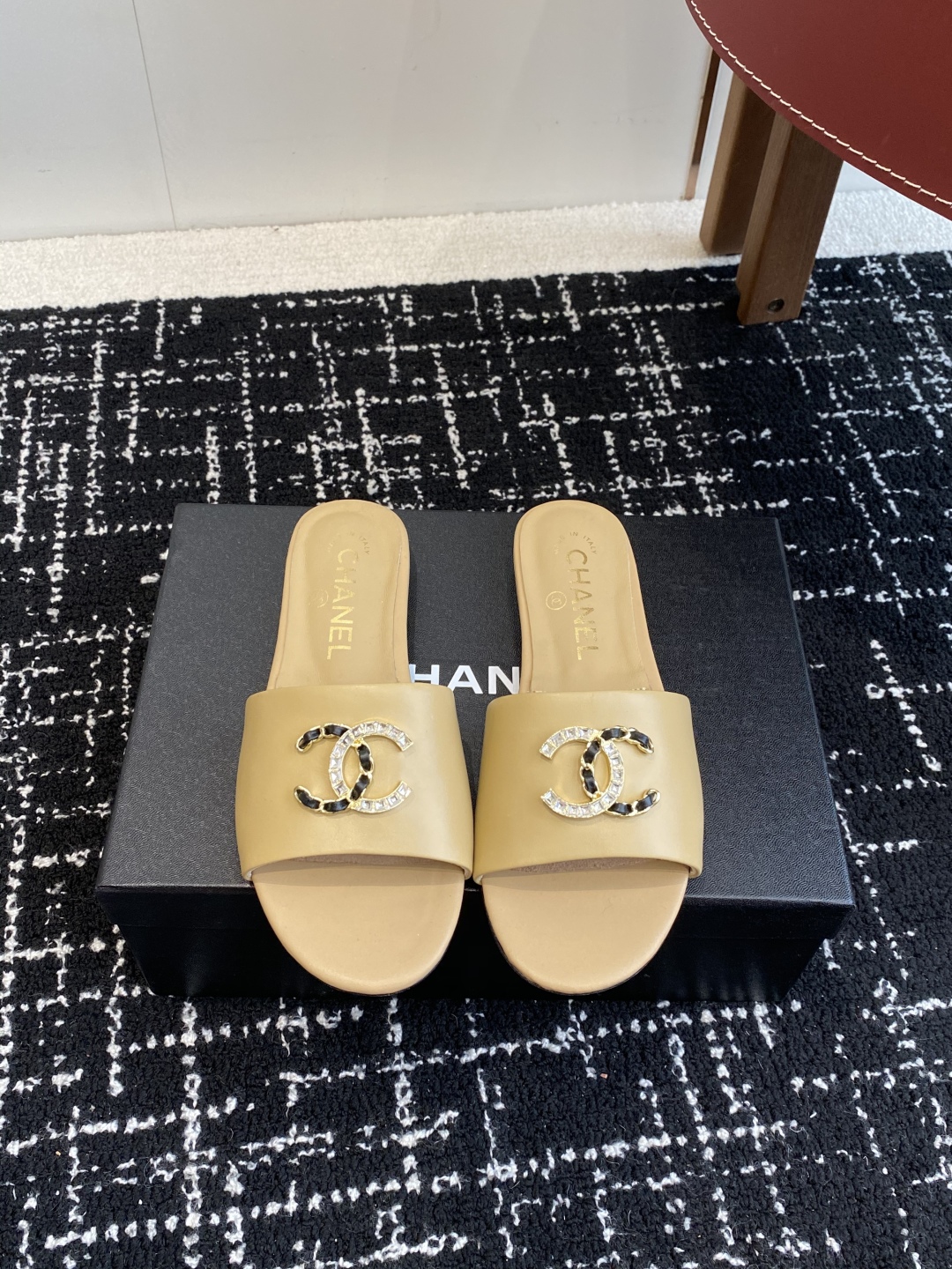代购级
Chanel 小香 25ss 春夏新品度假 羊皮 懒人拖 

小香的一款全新设计 鞋面搭配双C五