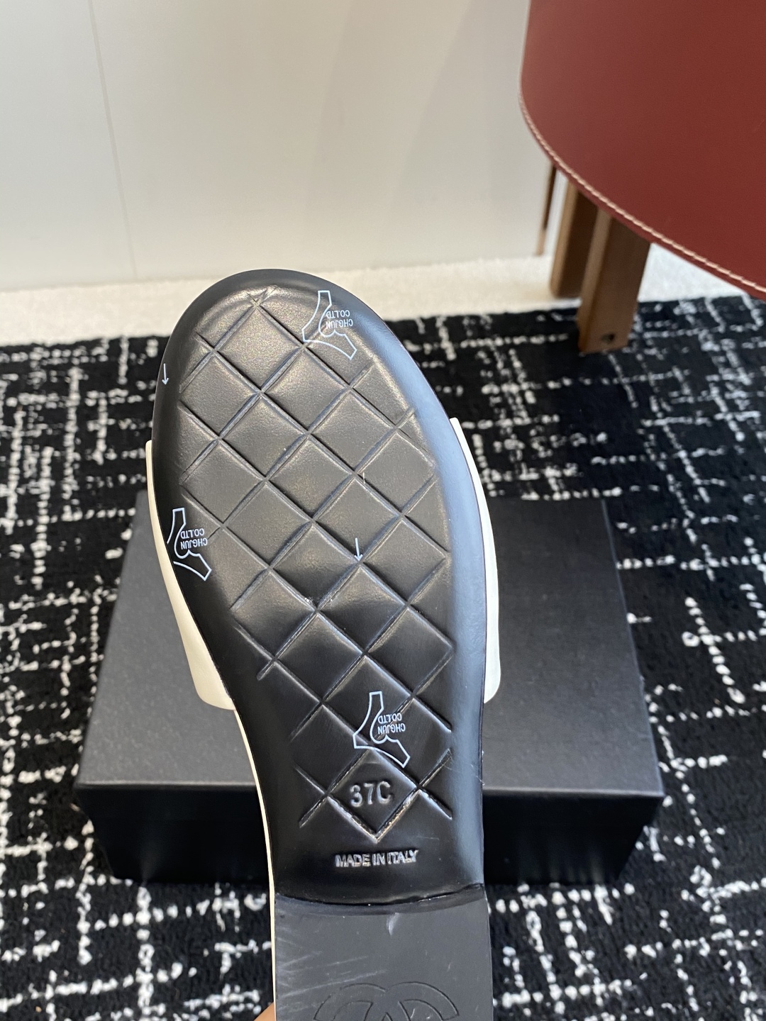 代购级
Chanel 小香 25ss 春夏新品度假 羊皮 懒人拖 

小香的一款全新设计 鞋面搭配双C五