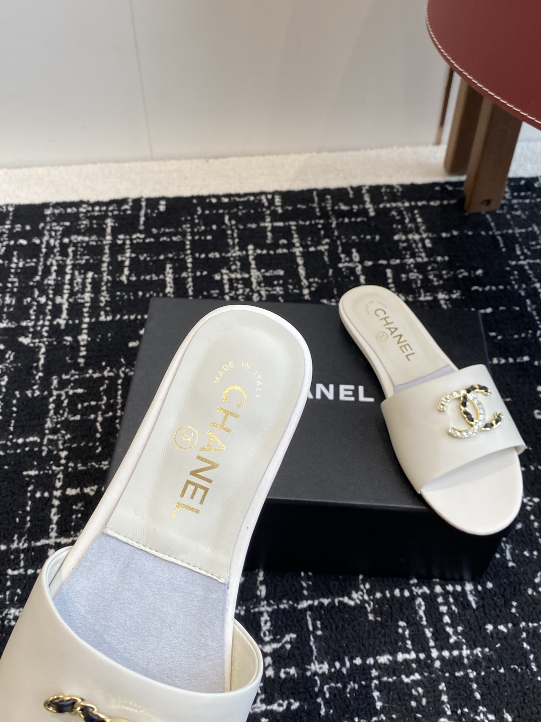 代购级
Chanel 小香 25ss 春夏新品度假 羊皮 懒人拖 

小香的一款全新设计 鞋面搭配双C五