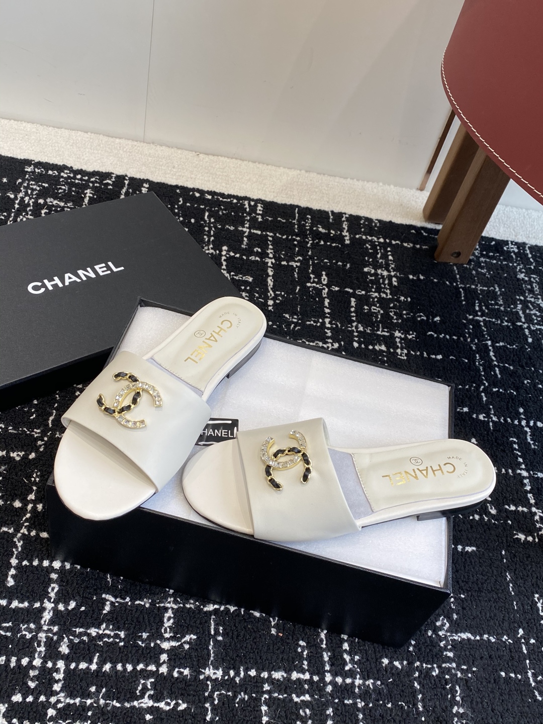 代购级
Chanel 小香 25ss 春夏新品度假 羊皮 懒人拖 

小香的一款全新设计 鞋面搭配双C五