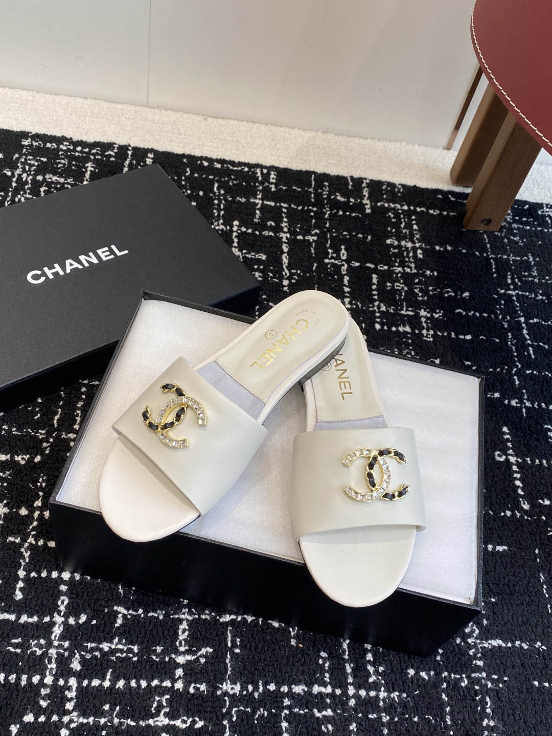 代购级
Chanel 小香 25ss 春夏新品度假 羊皮 懒人拖 

小香的一款全新设计 鞋面搭配双C五