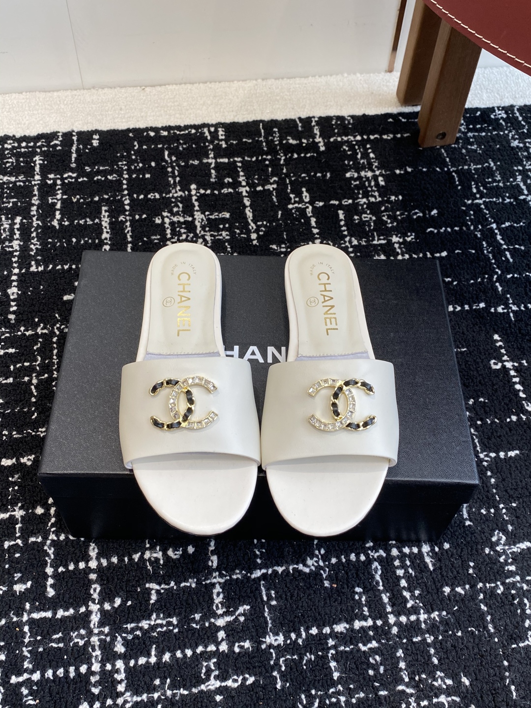 代购级
Chanel 小香 25ss 春夏新品度假 羊皮 懒人拖 

小香的一款全新设计 鞋面搭配双C五