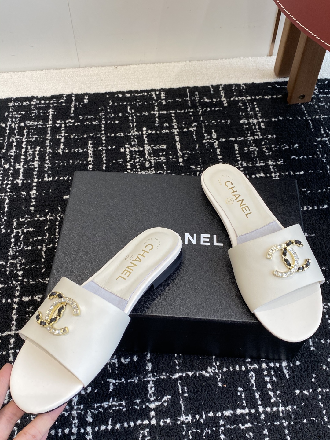 代购级
Chanel 小香 25ss 春夏新品度假 羊皮 懒人拖 

小香的一款全新设计 鞋面搭配双C五