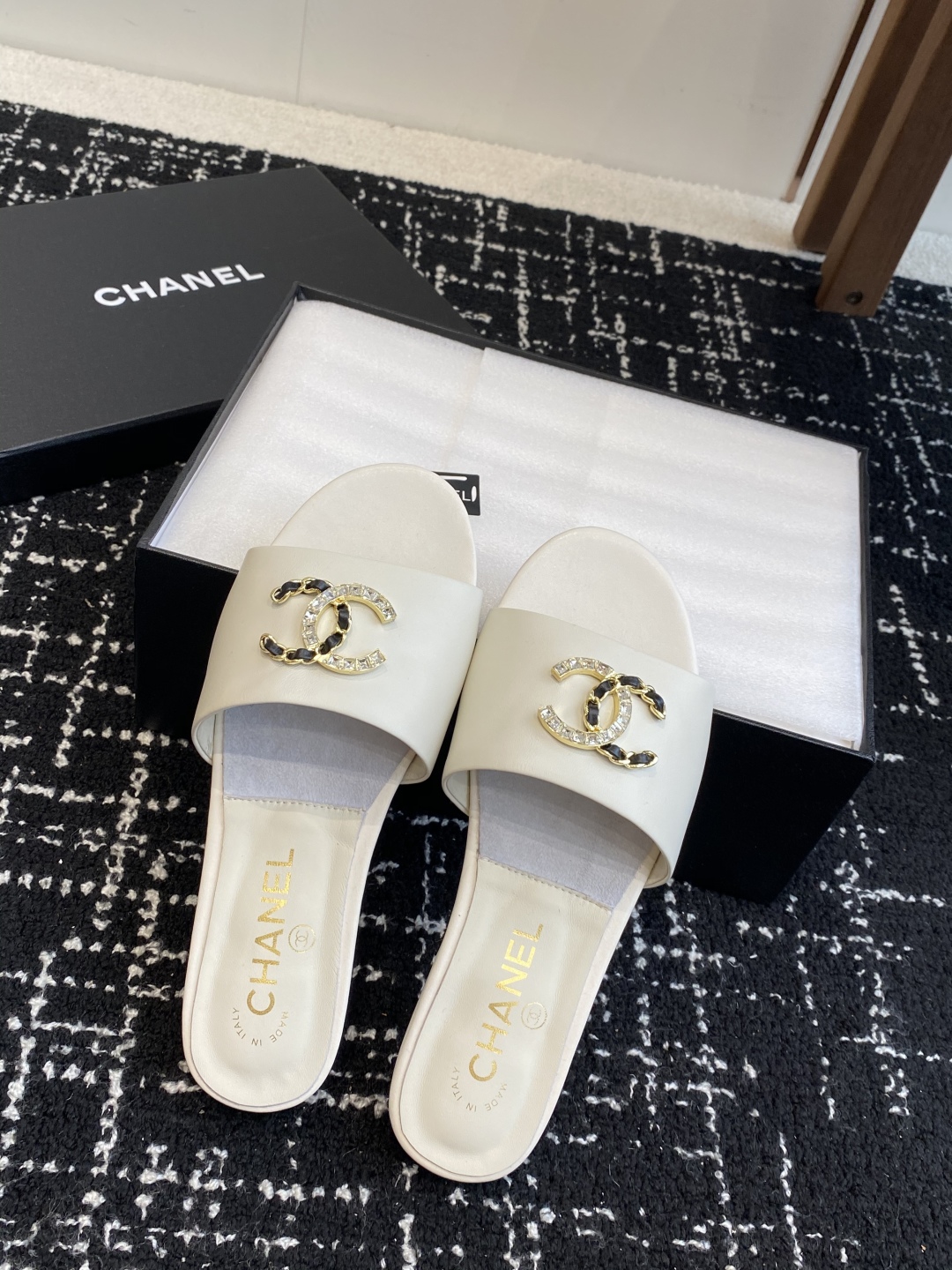 代购级
Chanel 小香 25ss 春夏新品度假 羊皮 懒人拖 

小香的一款全新设计 鞋面搭配双C五